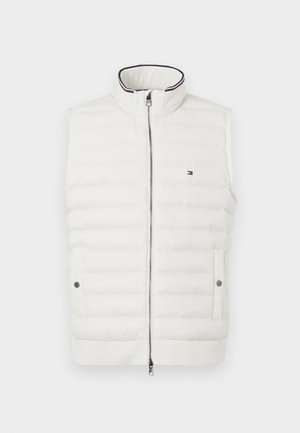 Gilet sans manches matelassé blanc avec col montant, fermeture éclair à l'avant, deux poches à bouton-pression et petit logo brodé sur la poitrine.