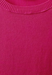 Fuchsia stickad tröja med ribbad halsringning. Mjuk textur, jämn yta, inga mönster eller detaljer. Lämplig f ör avslappnad användning.