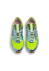 Scarpe da ginnastica multicolore con una tomaia in rete gialla neon, accenti metallici argento e una linguetta verde texturizzata con lacci a contrasto.