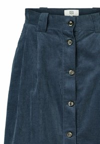 Tengerészkék kordbársony szoknya, függőleges bordázott textúrával, magas derékrésszel és öt fekete gombbal záródik elöl.