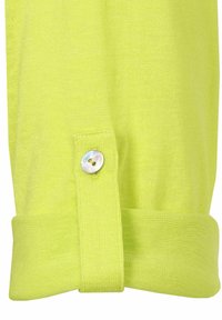 Limonengrüner Strickpullover mit umgeschlagenem Bündchen. Verfügt über einen einzelnen runden, perlenartigen Knopf am Bündchen zum Schließen. Weiche Textur ist offensichtlich.