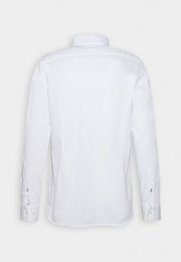 Λευκό πουκάμισο με μακριά μανίκια, από βαμβάκι, με κλασικό γιακά και κουμπωτές μανσέτες. Λείος υφασμάτινος τύπος, εφαρμοστή γραμμή και χωρίς ορατά σχέδια.