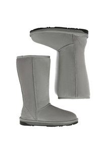 Graue Wildlederstiefel mit hohem Design, runder Zehenpartie, strukturiertem Obermaterial und strapazierfähiger Gummisohle. Mit Stickdetails entlang der Nähte.