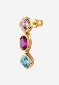 Złote kolczyki z trzema fasetowanymi kamieniami szlachetnymi: różowym, purpurowym i jasnoniebieskim. Każdy kamień osadzony jest w gładkiej, zaokrąglonej oprawie.