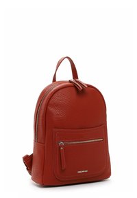 Roter Leder-Rucksack mit einer genarbten Textur, runder Form, einer vorderen Reißverschlusstasche, einem oberen Reißverschluss und einem stabilen Traggriff.