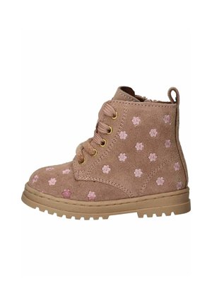 Bruine suède kindersneaker met roze bloem borduurwerk, veters en een robuuste zool, zijaanzicht.