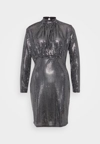 Robe argentée brillante avec manches longues et col haut, dotée d'une surface texturée de sequins réfléchissants, silhouette ajustée et taille froncée.
