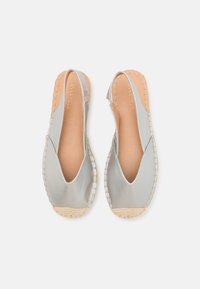 Scarpe espadrillas argentate con design slingback, suola in juta testurizzata e finitura superiore liscia e lucida. Soletta leggermente imbottita.