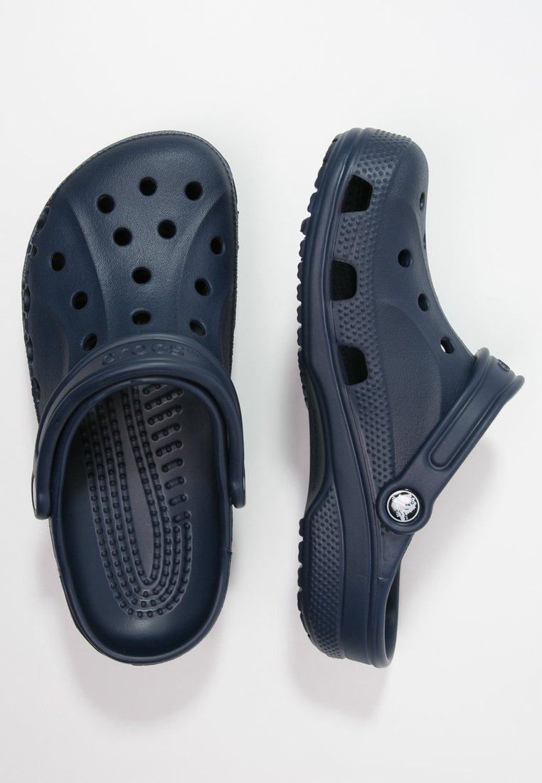 Un paio di Crocs blu navy con fori di ventilazione e cinturini posteriori regolabili, mostrati in vista dall'alto e di lato su sfondo bianco.