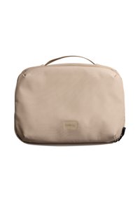 Borsa da viaggio sintetica beige con texture liscia, chiusura con cerniera, manico superiore e logo impresso sulla parte anteriore. Forma rettangolare, design minimalista.