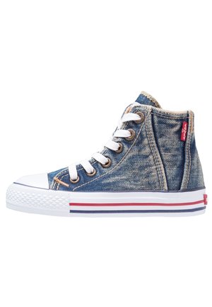 Wysokie sneakersy z niebieską denimową cholewką, białą gumową podeszwą z czerwonymi i granatowymi paskami, białymi sznurowadłami oraz czerwoną metką Levi's po boku.