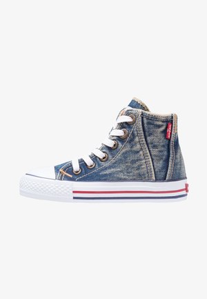 Baskets montantes avec dessus en denim bleu, semelle en caoutchouc blanche avec des rayures rouges et bleu marine, lacets blancs et étiquette rouge Levi's sur le côté.