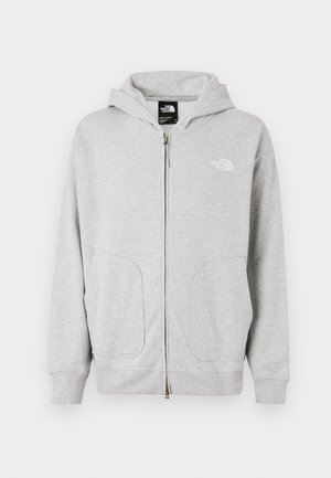 Grå hættejakke med lynlås, der har en stor forlommer, ribbede manchetter og en hætte. The North Face-logoet er vist på venstre bryst.