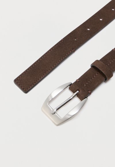 Καφέ σουέτ ζώνη με ασημένια ορθογώνια αγκράφα και πολλαπλές οπές ρύθμισης σε λευκό φόντο.