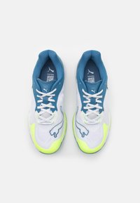 Scarpe da ginnastica blu e bianche con una tomaia in rete testurizzata, dettagli in giallo neon sulla suola e un logo prominente sul lato.