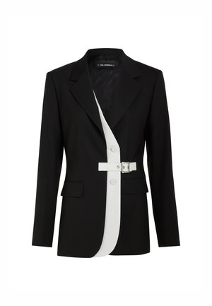 Crni blejzer s kontrastnom bijelom prednjom pločom, strukturiranog silueta, ovratnicima u obliku slova V, bočnim džepovima i detaljem od bijelog remena sa kopčom.