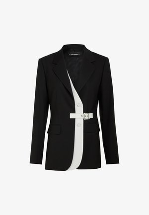Crni blejzer s kontrastnom bijelom prednjom pločom, strukturiranog silueta, ovratnicima u obliku slova V, bočnim džepovima i detaljem od bijelog remena sa kopčom.