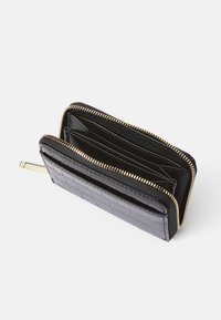 Cartera de piel negra con textura de cocodrilo, cierre de cremallera, herrajes en tono dorado, múltiples ranuras para tarjetas y un compartimento para monedas.