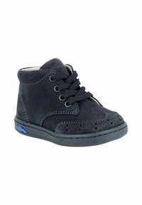 Stivaletti per bambini in suede blu navy con design perforato, chiusura con lacci e suola in gomma. Cuciture a contrasto e accenti blu sulla suola.