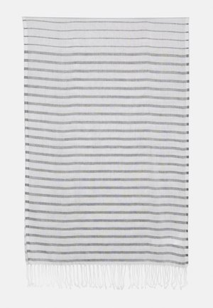 Tissu blanc avec des rayures horizontales grises uniformément espacées et des bords frangés en bas, étalé à plat.