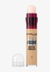 Maybelline Instant Anti-Age Multitasking Concealer in einem zylindrischen Behälter, cremiger Farbe mit einem bordeauxfarbenen Deckel, ausgestattet mit einer weichen, abgerundeten Applikatorspitze.