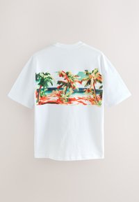 Vit bomullst-shirt med en färgglad palmträdsgrafik på baksidan, som visar en tropisk strandscen med blå och orange accenter.