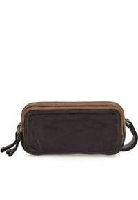 Portafoglio in pelle marrone con una superficie liscia, chiusure con zip e una striscia di accentuazione color sabbia. Presenta una tracolla e tirazip decorativi.