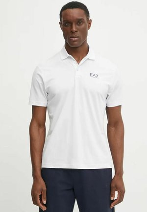 Polo a maniche corte bianco con colletto, patta dei bottoni e logo EA7 in blu scuro sul lato sinistro del petto. Tessuto liscio e leggero.