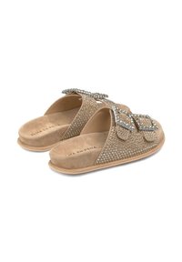 Beige instapsandalen met een zachte suède tekstuur, voorzien van strassteentjes en twee verstelbare banden met gespen.
