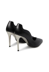 Scarpe nere in pelle con tacco alto, punte appuntite, lati sagomati e inserti in metallo argentato sul tacco. Texture liscia con dettagli minimi.