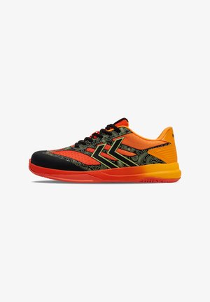 Baskets de sport avec une tige synthétique noire, orange et rouge arborant un motif en vagues, des accents verts et des semelles en caoutchouc texturé.