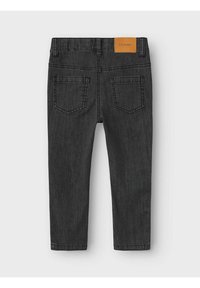 Mörkgrå denimjeans med medelhög midja, fem fickor och en brun läderlapp på bakre midjebandet med varumärkesnamnet.