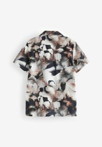 Camisa de manga corta con un patrón abstracto multicolor en marrón, negro, blanco y azul. Presenta un cuello con muesca y una costura en el yugo trasero.