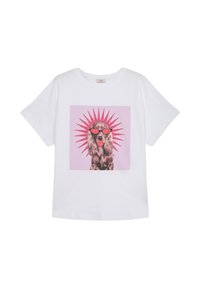 Witte katoenen T-shirt met een hondengrafiek met een zonnebril op een roze achtergrond, omringd door rode spikes die naar buiten uitstralen.