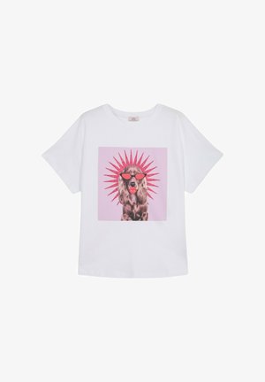 Camiseta blanca de algodón con un gráfico de un perro con gafas de sol sobre un fondo rosa, rodeado de picos rojos que irradian hacia afuera.