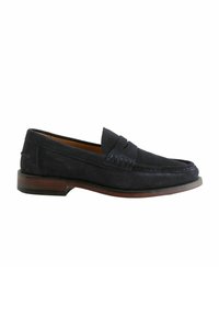 Mocasines de ante azul marino con una suela plana de madera marrón, que cuentan con una banda superior cosida y un diseño estilo mocasín. Textura sin costuras y forma elegante.