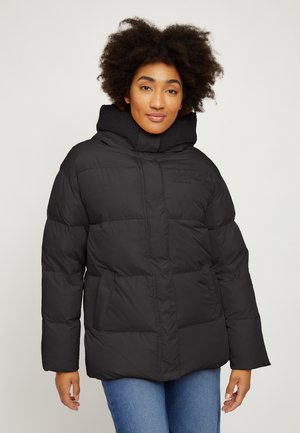 Schwarze Daunenjacke mit hohem Kragen und weichem Innenfutter. Verfügt über ein gestepptes Design, zwei Fronttaschen und eine lässige Passform.