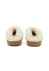 Pantofole calde, di colore crema, in peluche morbido con apertura sul retro, texture soffice e suola in gomma beige. Design semplice adatto per l'uso indoor.