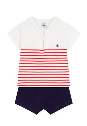 Completo in cotone con maniche corte composto da una maglietta bianca a righe orizzontali rosse e pantaloncini blu navy. Include un bottone e un logo a forma di barca a vela.