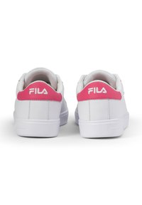 Sneakers bianchi con dettagli rosa sul tallone, caratterizzati da una parte superiore texture, finitura liscia e logo "FILA" sul retro. Suola in gomma piatta.