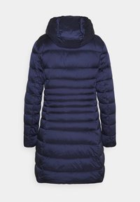 Abrigo de plumas azul marino con capucha, que presenta un diseño acolchado y costuras horizontales, textura suave y corte de longitud media.