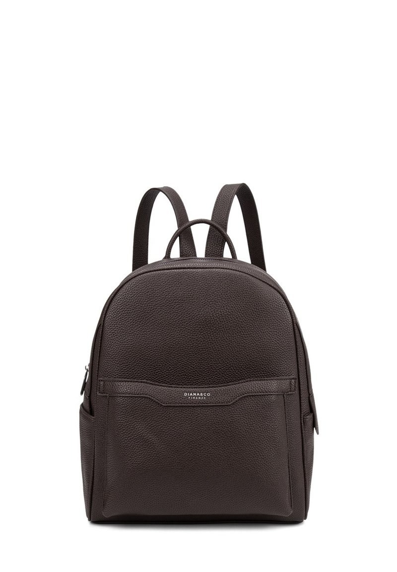 Zaino in pelle marrone scuro con superficie testurizzata, parte superiore arrotondata, spallacci regolabili e tasca frontale con accentuazione del logo.