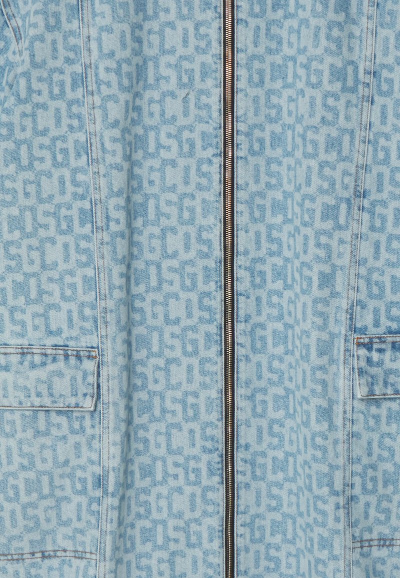 Hellblaues Denim-Jackett mit Allover-GG-Muster, ausgestattet mit einem durchgehenden Reißverschluss und zwei Brusttaschen. Strukturierte Oberfläche mit sichtbaren Nähten.