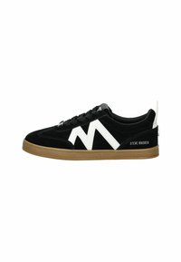 Sneaker in suede nero con design a zigzag bianco, chiusura con lacci e suola in gomma beige. Presenta il logo sul tallone e motivi testurizzati.
