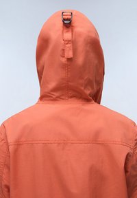 Oranje hoodie met een plat kraag, verstelbare lus aan de achterkant en een gladde textuur. Beschikt over stiksels over de rug.