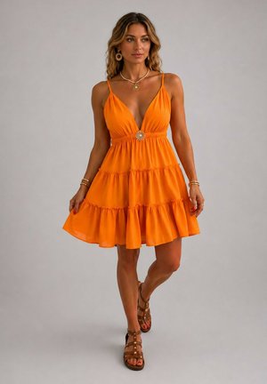 Femme aux cheveux ondulés portant une robe sans manches orange avec une broche en forme de soleil, des sandales marron et des bijoux soleil assortis, debout sur un fond uni.