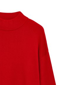Pull en tricot rouge avec un col haut à côtes et des manches longues. Le tissu a une texture lisse avec une couleur unie et sans motifs.