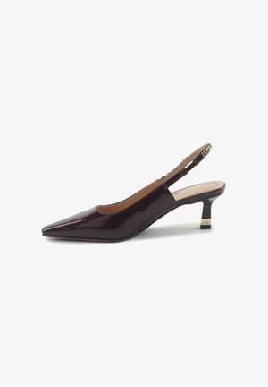 Burgundijas lakota āda slingback zābaciņi ar noklētu pirkstu, zemu papēdi un zelta akcentu uz papēža. Gluda tekstūra ar minimālu noformējumu.