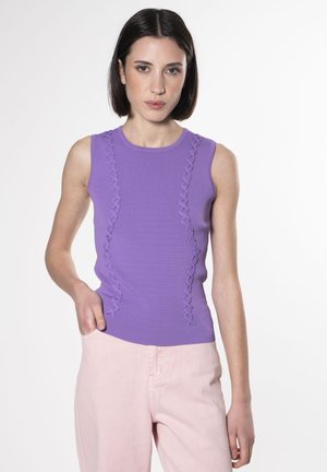 Top senza maniche color lavanda con linee verticali testurizzate e accenti volant sui lati, abbinato a pantaloni a gamba larga color rosa chiaro.