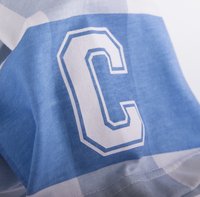 Blauw en wit gestreepte stof, met een grote witte letter "C" in het midden. Zachte textuur met een casual ontwerp, geschikt voor verschillende toepassingen.